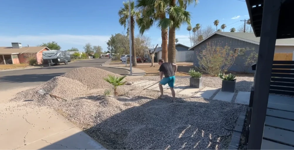 Desert landscaping with gravel groundcover and drought-tolerant plants in Las Cruces, NM